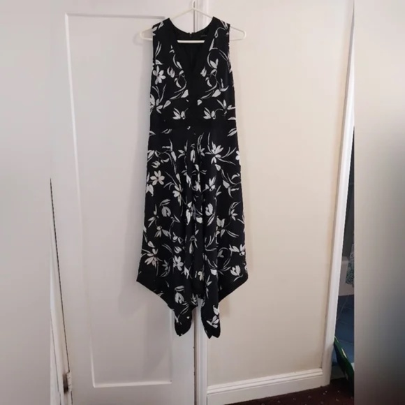 Banana Republic Dresses & Skirts - Banana Republic Floral Handkerchief Hem Dress